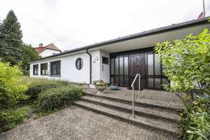 Ebenerdiges Wohnen! Walmdach-Bungalow in beliebter Lage – Die vollständige Adresse der Immobilie erhältst du vom Anbieter., 64405 Fischbachtal – Vorschaubild 2