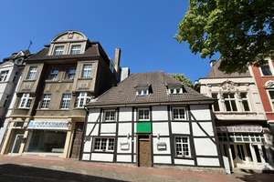 INVESTOREN AUFGEPASST: 3 HÄUSER MIT 5 WOHNUNGEN, 2 LADENLOKALEN, RESTAURANT UND GARTENGRUNDSTÜCK !!!