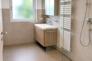 Modernisierte 4-Zi.-Wohnung mit Terrasse im Zweifamilienhaus, S-Bahn fußläufig