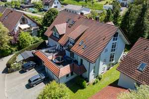 Wohlfühlen auf allen Ebenen – modernes Zweifamilienhaus mit Garten und flexibler Nutzung – Schwarzwald-Baar-Kreis – Vorschaubild 1