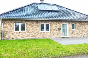 Zentrum! Junger Bungalow, KfW 55 Energie mit Garage, Kaminofen, EBK. Pflegeleichtes Grundstück… – Leer (Kreis) – Vorschaubild 1