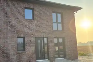 Doppelhaushälfte mit EBK + Photovoltaik + Wallbox – Am Erdbeerfeld 45b, 26892 Emsland (Kreis) – Vorschaubild 2