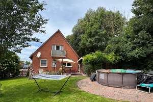 Zentral und doch ruhig und idyllisch!
EFH mit Garage und sichtgeschütztem Garten in zweiter Reihe – Die vollständige Adresse der Immobilie erhältst du vom Anbieter., 26736 Krummhörn – Vorschaubild 3