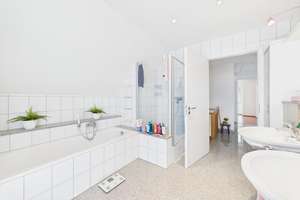 Freistehendes Familienhaus mit sonniger Terrasse, gemütlichem Garten, Einbauküche & Doppelgarage – Die vollständige Adresse der Immobilie erhältst du vom Anbieter., 40489 Wittlaer, Düsseldorf – Vorschaubild 16