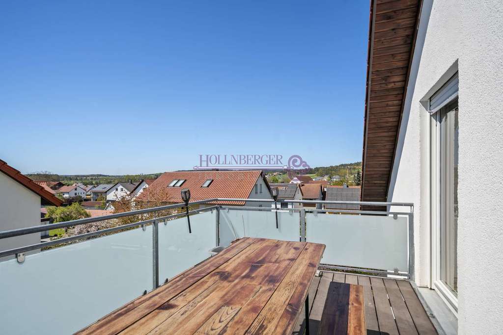 Immobilie in Wenzenbach - Helle 3-Zimmer-Dachgeschosswohnung mit Balkon, Gartenanteil und Außenstellplatz! - Bild 0