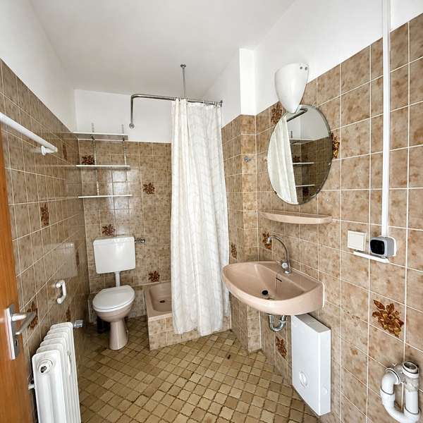*** gepflegte 2-Zimmer-Wohnung - im denkmalgeschütztem Altbau - mit Dachterrasse ***