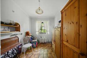 Attraktive Familienimmobilie mit idyllischem Garten und Entwicklungspotenzial – Die vollständige Adresse der Immobilie erhältst du vom Anbieter., 24145 Wellsee, Kiel – Vorschaubild 3