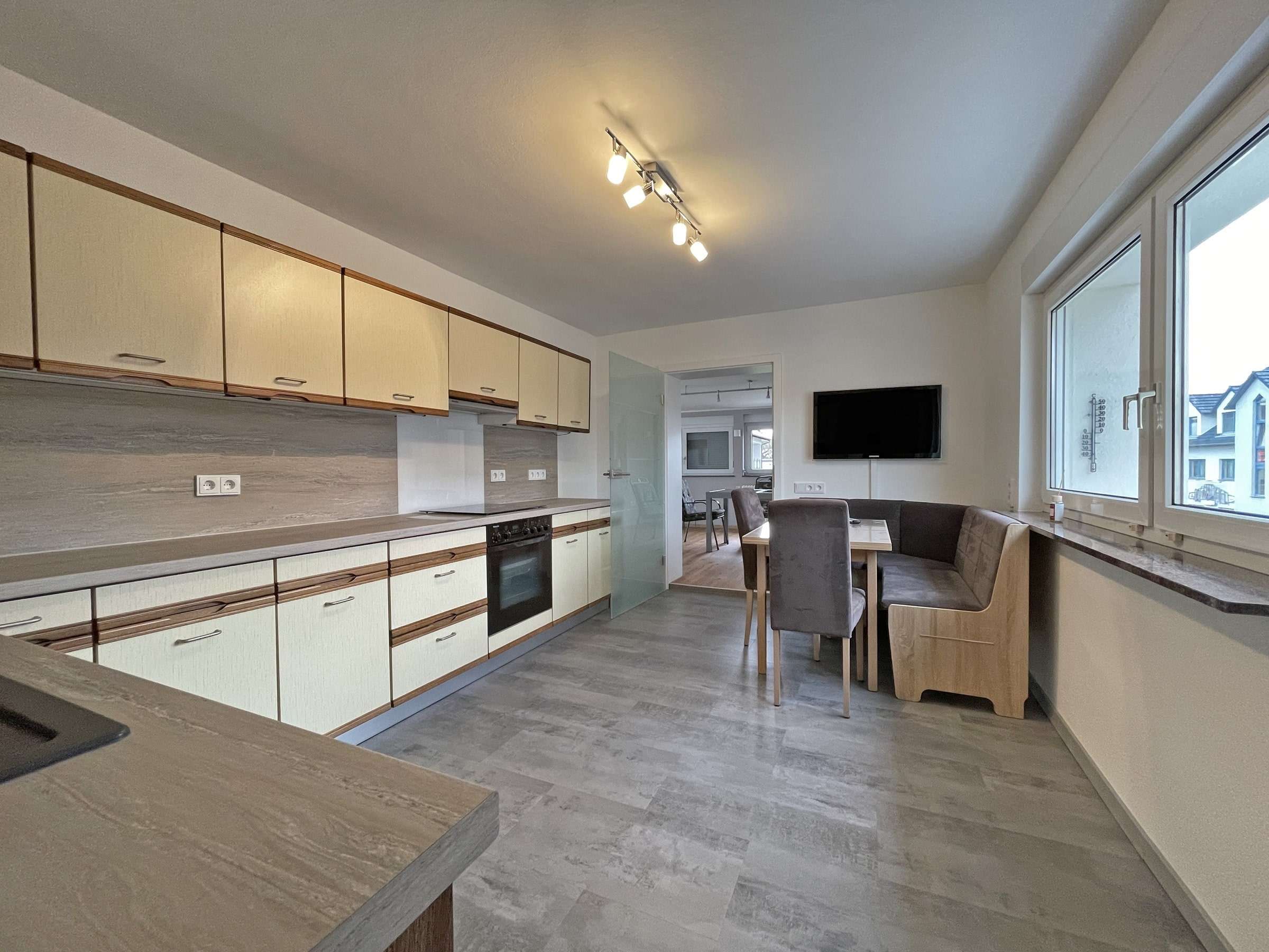 Immobilie in Hosenfeld - EINZIEHEN UND WOHLFÜHLEN – Schmuckes Ein-/Zweifamilienhaus mit großem Grundstück - Bild 5