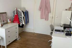 Komplett sanierte Altbauwohnung mit Dielenböden und Tageslichtbad in herrschaftlichem Altbau!