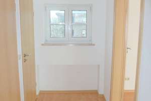 Kleine, hübsche 2-Zimmer-Wohnung mit offener Küche, Laminatboden und Bad mit Dusche – Döbelner Straße 39, 1683 Nossen – Vorschaubild 3