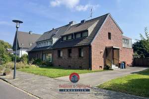 KREFELD - MOYLANDSTRASSE - FEINE WOHNGEGEND - DOPPELHAUSHÄLFTE UND BAUGRUNDSTÜCK IN ZWEITER REIHE
