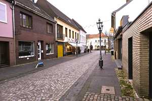 Wohnhaus mit vermieteter Gewerbeeinheit mitten in Krefeld - Hüls – Krefelder Straße 4, 47839 Krefeld – Vorschaubild 2