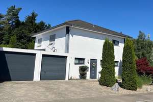 Modernes Einfamilienhaus mit Wintergarten, Doppelgarage und liebevoll angelegtem Garten in Schwendi – Die vollständige Adresse der Immobilie erhältst du vom Anbieter., 88477 Schwendi – Vorschaubild 1
