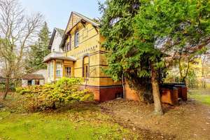 *** Charmante Altbau-Villa mit zwei Wohnungen *** - auf großem Grundstück in begehrter Villenlage 