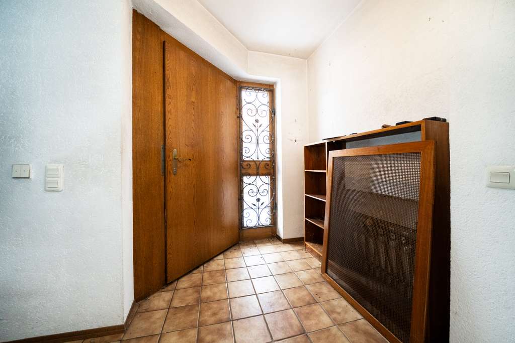 Immobilie in Lappersdorf - Einfamilienhaus mit Einliegerwohnung - großes Grundstück & viel Entwicklungspotenzial - Bild 4