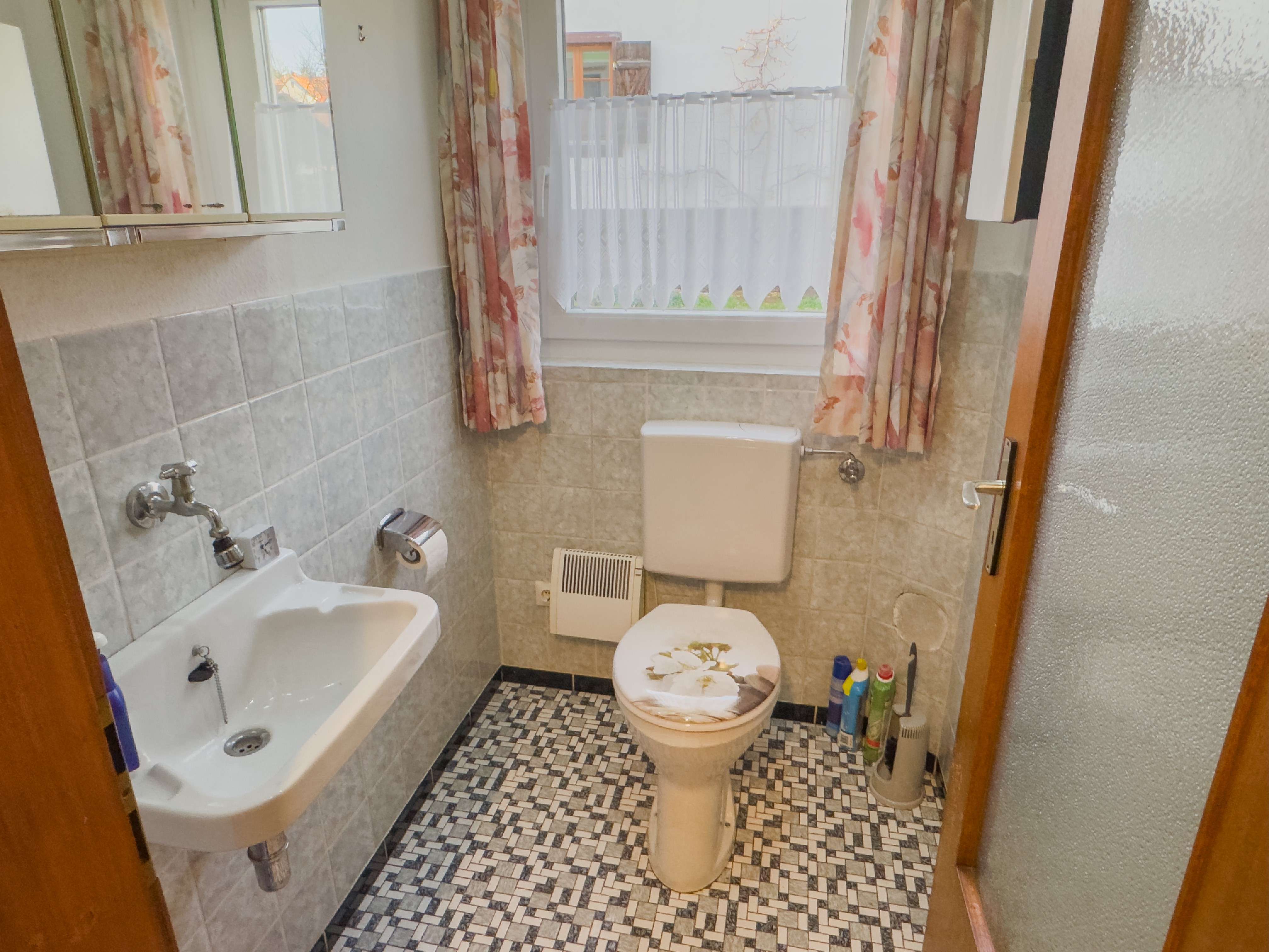 Immobilie in Ühlingen-Birkendorf - Gepflegtes Dreifamilienhaus mit großzügigem Grundstück, flexiblen Nutzungsmöglichkeiten und solid... - Bild 2