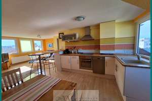 Helle 2 Zimmer Dachgeschosswohnung mit Balkon