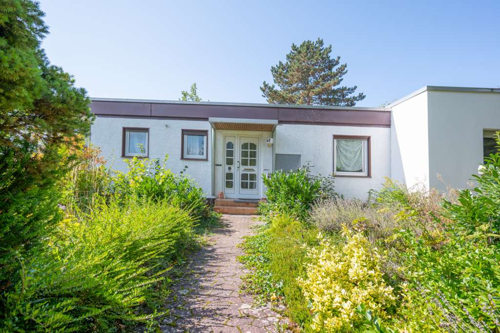 * 114 m²-Bungalow in ruhiger Wohnlage zu einem fairen Preis der Luft zum renovieren lässt! *