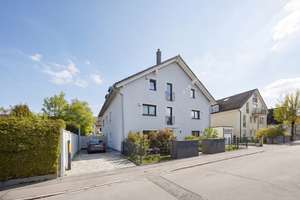 Ruhig gelegene und hochwertige 3-Zimmer- Eigentumswohnung mit Stellplatz in kleiner Wohnanlage – Die vollständige Adresse der Immobilie erhältst du vom Anbieter., 81825 Gartenstadt Trudering, München – Vorschaubild 1