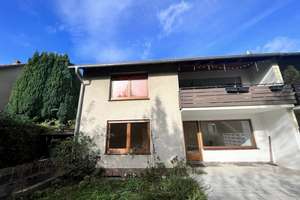 Gepflegtes Zweifamilienhaus mit Garten und Garage in Kassel-Oberzwehren – Die vollständige Adresse der Immobilie erhältst du vom Anbieter., 34132 Oberzwehren, Kassel – Vorschaubild 1