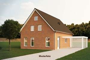 Freistehendes modernes Einfamilienhaus mit Terrasse und Garten