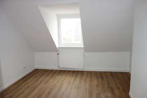 EXKLUSIV RENOVIERT + SANIERT MODERNE HELLE WHG. KOMPLETT LAMINAT WANNENBAD 5.OG / DG IN OBERBILK – Kirchstr. 7, 40227 Oberbilk, Düsseldorf – Vorschaubild 4
