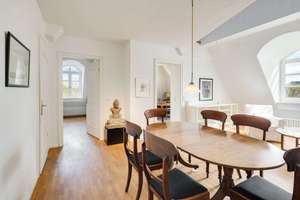Charmantes Domizil im historischen Hubertuspalais: 2013 modernisierte 3-Zimmer-Wohnung