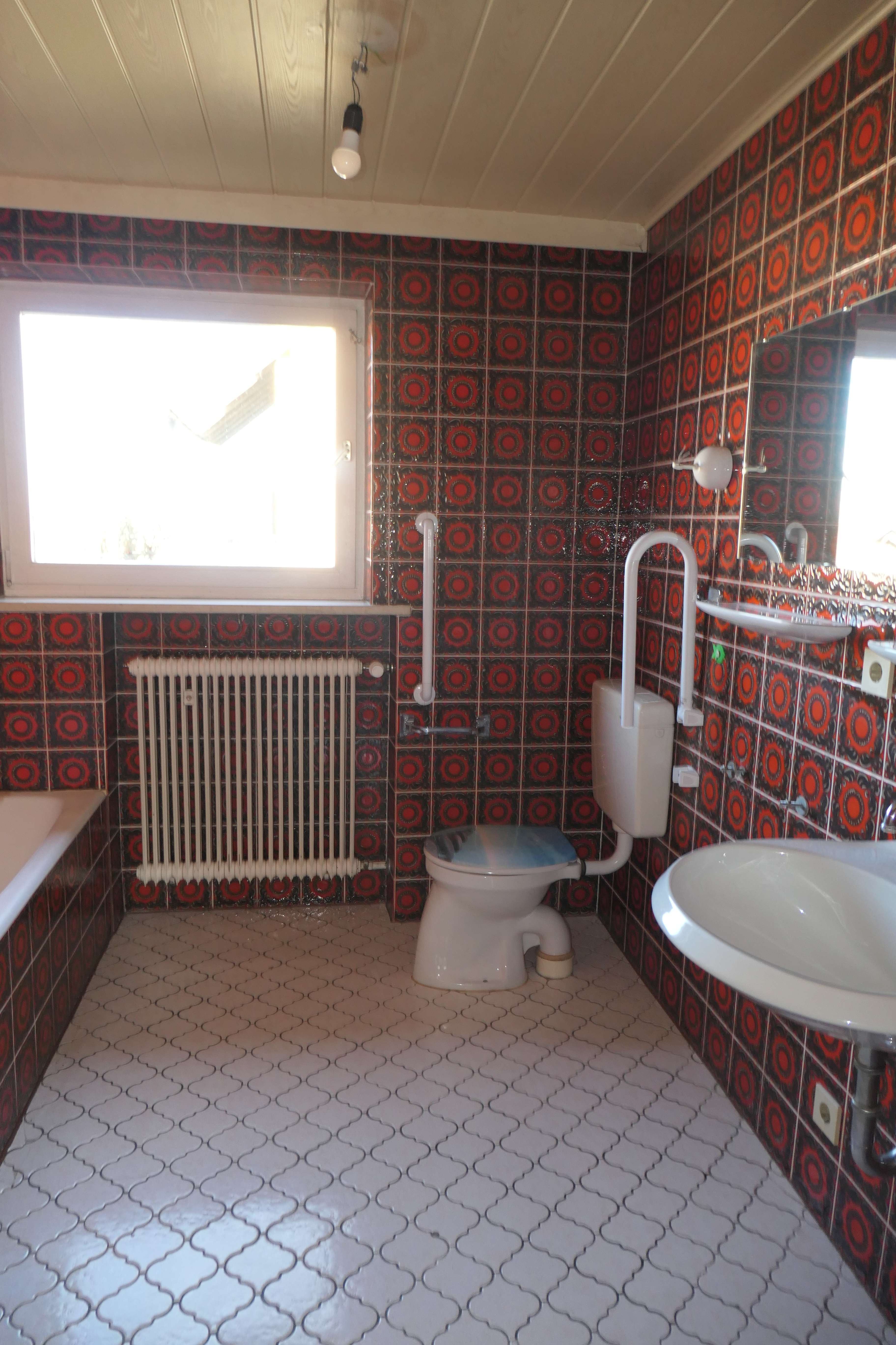 Immobilie in Mainburg - Top Lage! Nähe Salvatorberg! Renovierungsbedürftiges Wohnhaus mit 2 Wohneinheiten und Garagen - Bild 1