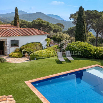 Haus zum Verkauf in Begur mit privatem Pool, Touristenlizenz und maximaler Privatsphäre in der Wohna