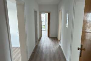     Renovierte 3-Zimmer-Wohnung mit Balkon in gepflegtem Mehrfamilienhaus