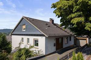 Traumhafte Aussicht inklusive: Attraktives Einfamilienhaus mit Einliegerwohnung & idyllischem Garten – Die vollständige Adresse der Immobilie erhältst du vom Anbieter., 57334 Bad Laasphe – Vorschaubild 3