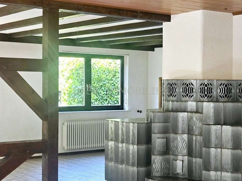 Wohnzimmer mit Kachelofen 