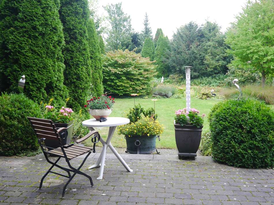 Große Terrasse zum Garten hin