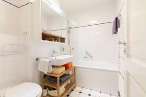 Stilvoll möblierte und helle 2-Zimmer-Wohnung mit Balkon und TG-Stellplatz in Bestlage – Schleißheimer Straße 162a, 80797 Neuschwabing, München – Vorschaubild 7