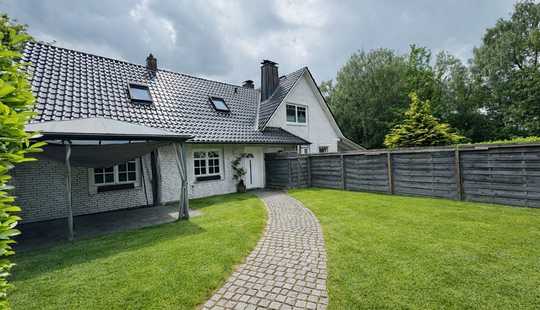 Bild von Vielseitige Doppelhaushälfte mit Garten, großer Terrasse, Bürotrakt & Garagen