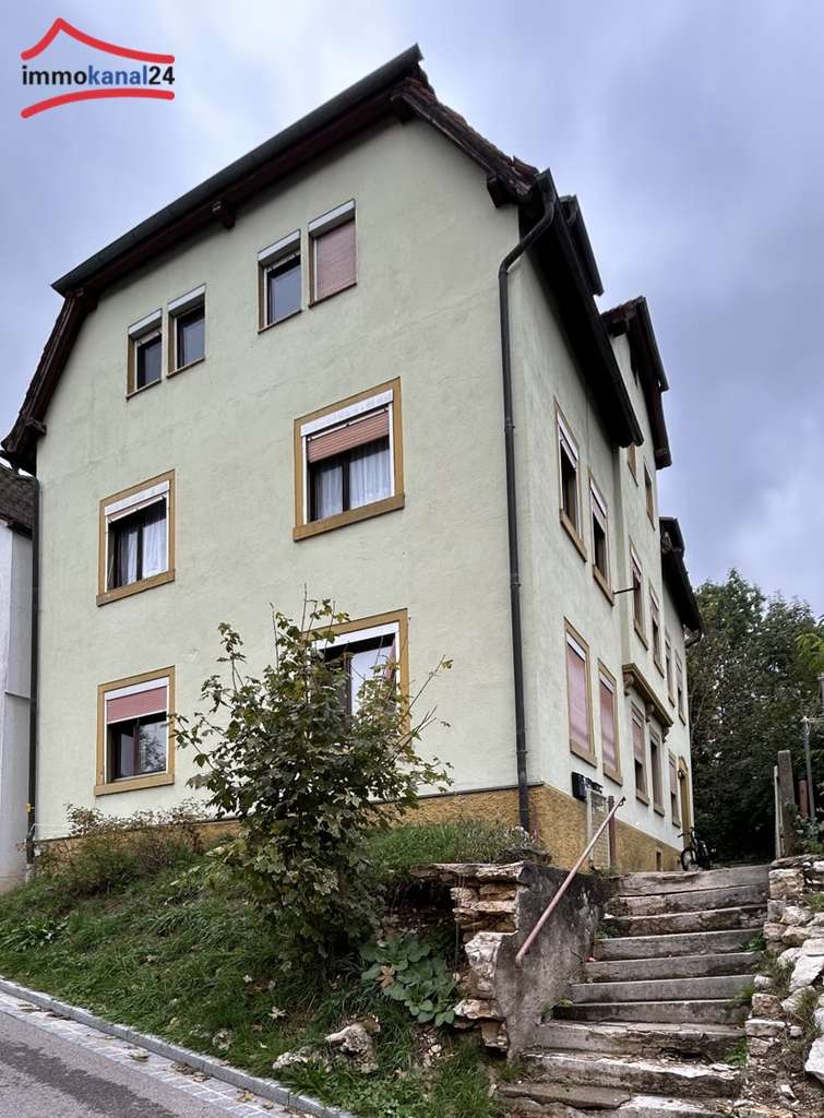 Immobilie in Treuchtlingen - Dachgeschoss-Highlight mit Tageslichtbad und Einbauküche – 91757 Treuchtlingen - Bild 0