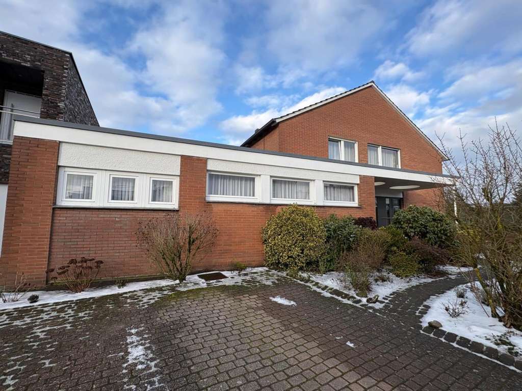 Immobilie in Verl - Großzügiges Wohnhaus in bevorzugter Lage von Verl – Viel Raum für Ihre Wohnideen - Bild 2