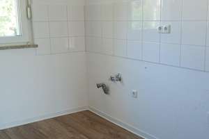 **Junges Paar im Glück mit dieser frisch renovierten 2-Zimmer-Wohnung** – Berliner Str. 18, 47138 Obermeiderich, Duisburg – Vorschaubild 3