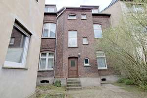 Fünffamilienhaus mit 87 m² leerer Wohnung und großem Garten.