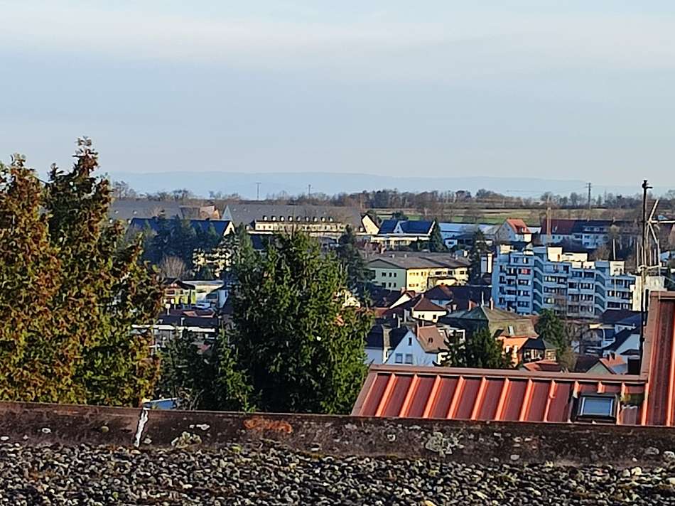 Blick auf Stadt und Gebirge