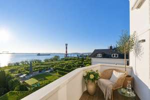 Altbau-Villa in Blankenese mit Panoramablick auf die Elbe und Aufzug auf allen Ebenen
