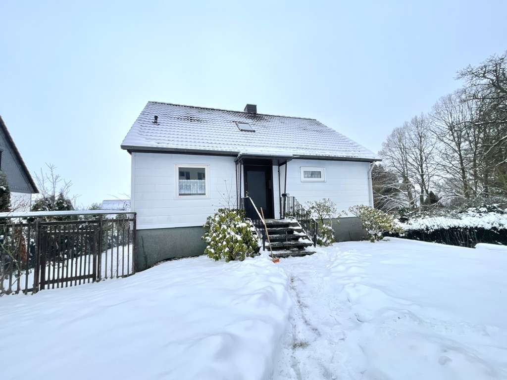 Immobilie in Salzhemmendorf - 70er-Jahre-Puppenhaus mit großem Grundstück – stark sanierungsbedürftig, Mobiliar inklusive! - Bild 1