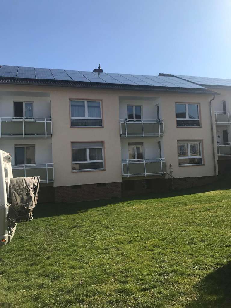 Immobilie in Steinau an der Straße - Zukunftssicher wohnen: Gepflegte 3-Zimmer-Wohnung mit Balkon, neuen Gasthermen & Photovoltaik - Bild 2