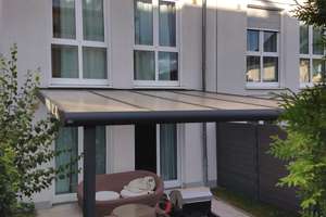 Reihenmittelhaus, 5 Zimmer, EBK, 2 Bäder, 2 Terrassen + Garten.  2 Parkplätze, Niedrige NK ! 