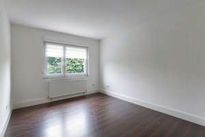 Gut geschnittene, moderne 3-Zimmer-Wohnung mit Wintergarten, saniertem Bad, Einbauküche und Keller
