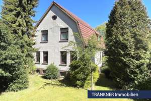 Charmantes Zweifamilienhaus mit viel Potenzial!