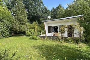 Idyllisches Waldgrundstück mit Bungalow und Finnhütte nahe Grimma – Die vollständige Adresse der Immobilie erhältst du vom Anbieter., 4680 Zschadraß – Vorschaubild 1