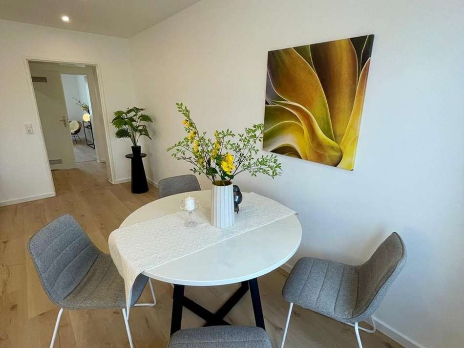 Essplatz mit viel Tageslicht