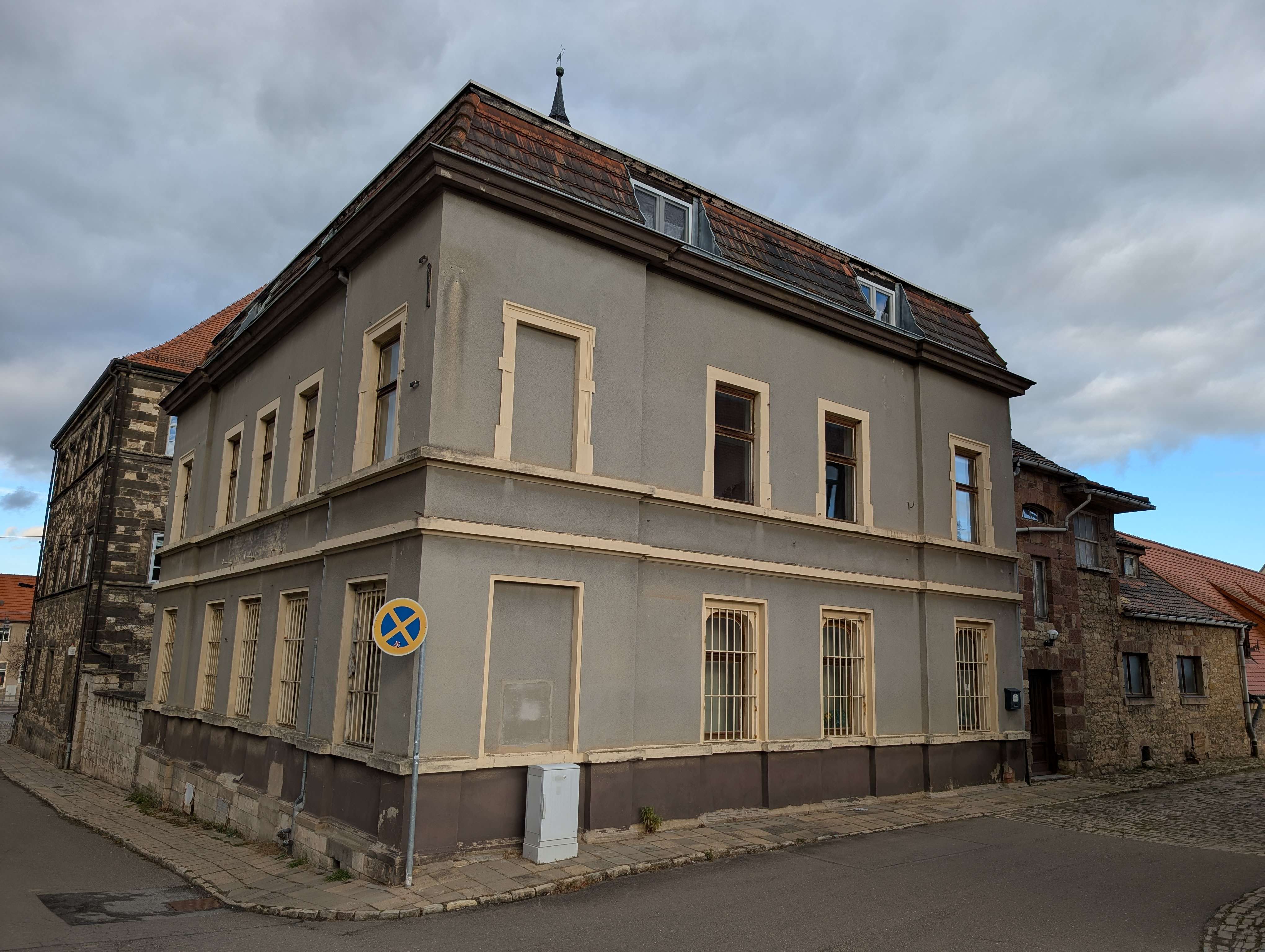 Repräsentatives Eckgebäude an der alten Stadtmauer, Burgenlandkreis – Bild 3