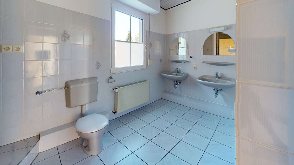 Immobilie in Balve - VR IMMO: Aus Gaststätte wird Wohnhaus – Solides Zweifamilienhaus nach kompletter Sanierung. - Bild 3